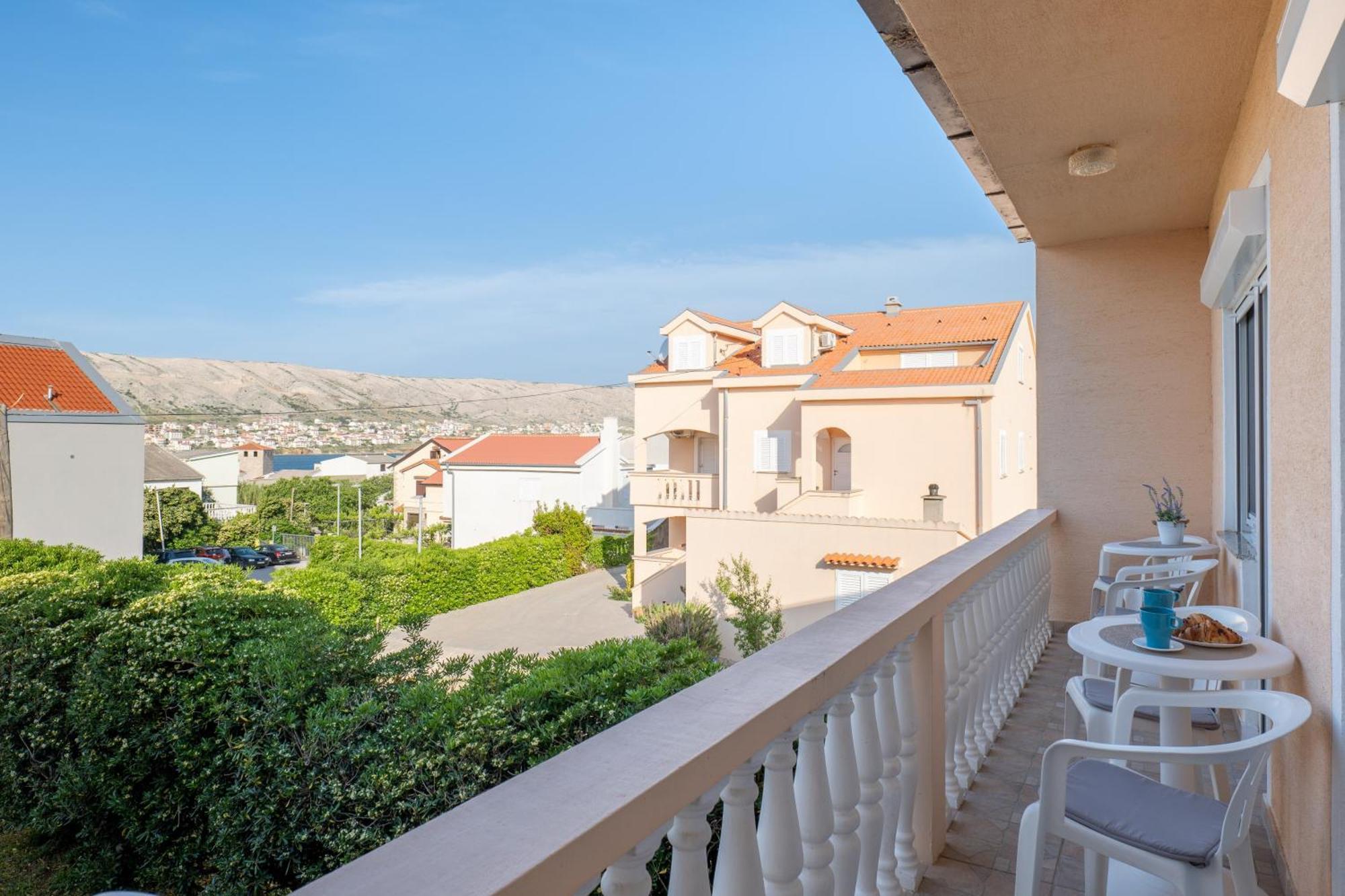 Apartment Wish - Two Bedrooms With 2 Ac Renewed Pag Town Eksteriør billede
